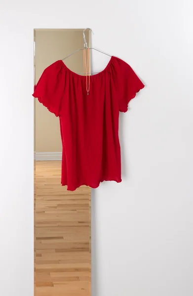 Red Blouse Rode blouse opknoping op een spiegel — Stockfoto