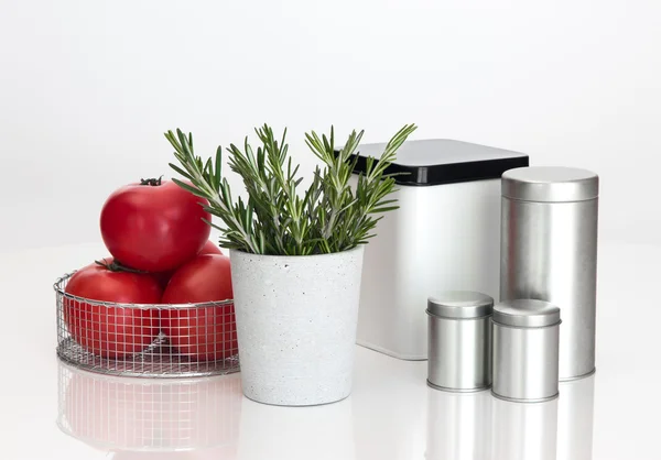 Contenedores de almacenamiento de alimentos, tomates y romero — Foto de Stock