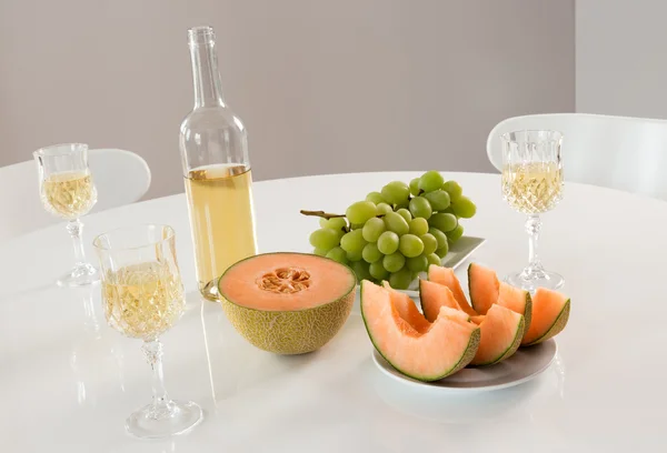 White wine with fruits — Stock Photo, Image