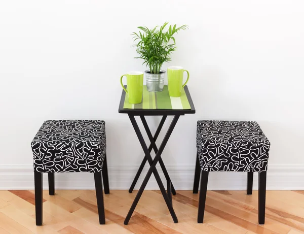 Mesa para dois com copos verdes — Fotografia de Stock