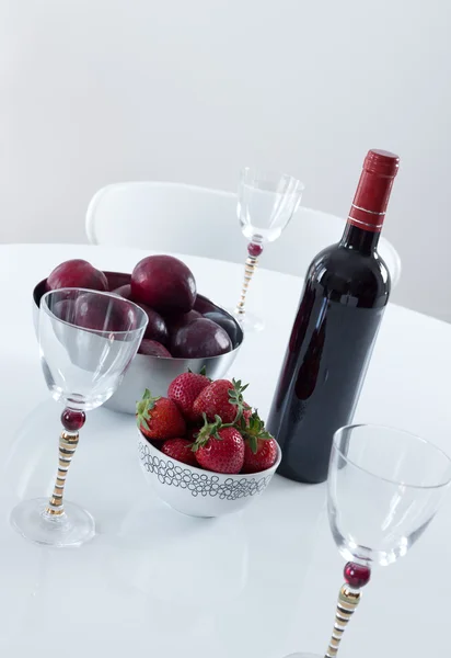 Vin rouge et fruits sur une table — Photo