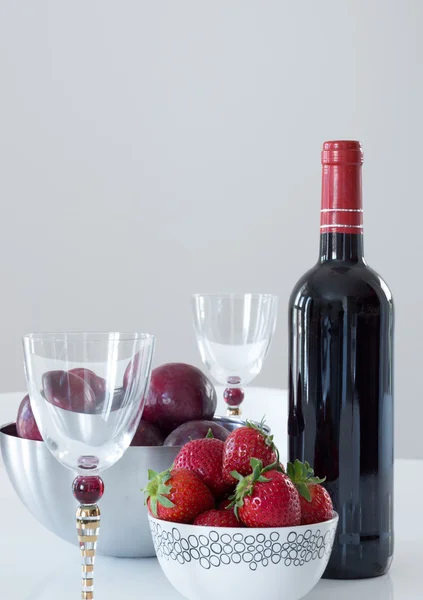 Vin rouge, prunes et fraises — Photo