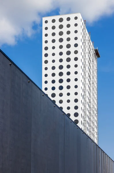 Modernes Gebäude mit runden Fenstern — Stockfoto