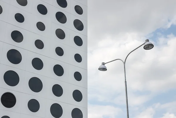 Bâtiment avec fenêtres rondes et lampadaires — Photo