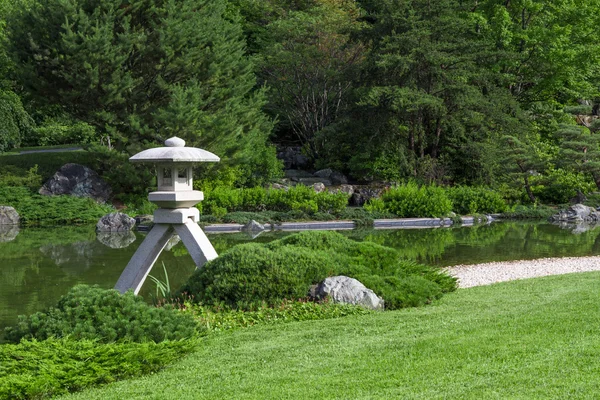 Lanterna di pietra in un giardino giapponese — Foto Stock