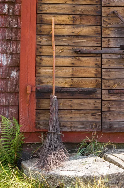 Broom at the entrance of a rustic house — Stock Photo, Image