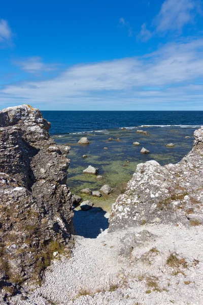 Sziklák a tengerparton-Gotland, Svédország — Stock Fotó