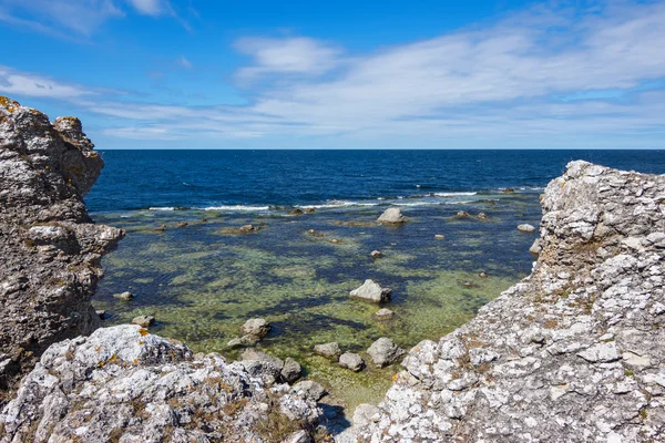 Skalnaté pobřeží gotland, Švédsko — Stock fotografie