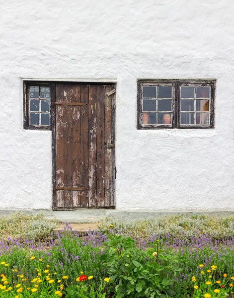 Fasaden på ett rustikt hus — Stockfoto