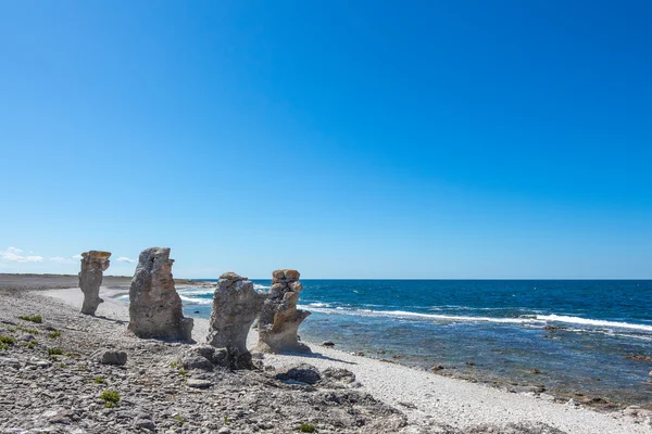 Formações de penhascos na costa rochosa de Gotland, Suécia — Fotografia de Stock