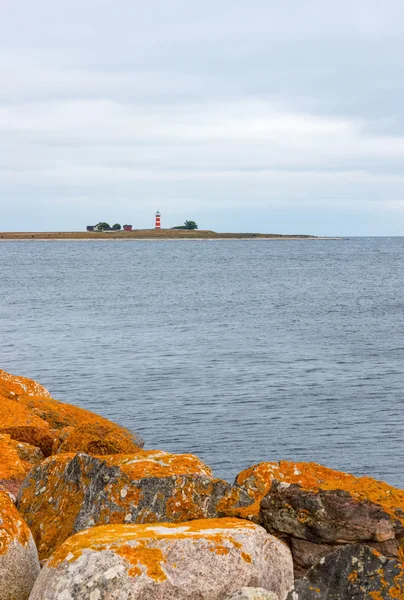 Оранжевые камни на побережье Готланда, Швеция — стоковое фото