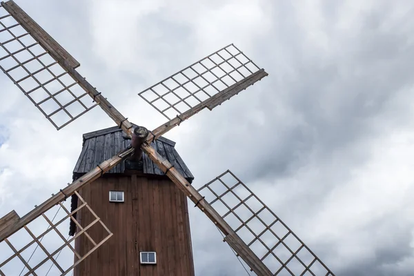 Ancien moulin à vent sous le ciel nuageux — Photo