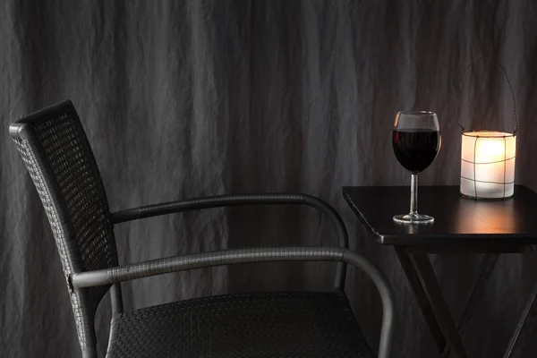 Lantaarn versieren van een tabel met glas wijn — Stockfoto