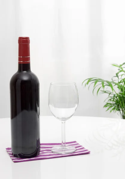 Bottle of wine and glass on the table — Stock Photo, Image