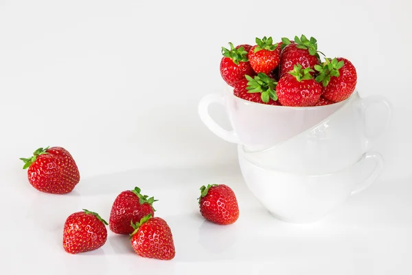 Frische Erdbeeren in einer Tasse — Stockfoto