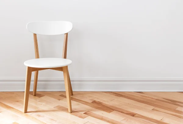 Белый стул в пустой комнате — стоковое фото