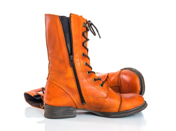 Pomarańczowy skórzane buty na białym tle — Zdjęcie stockowe