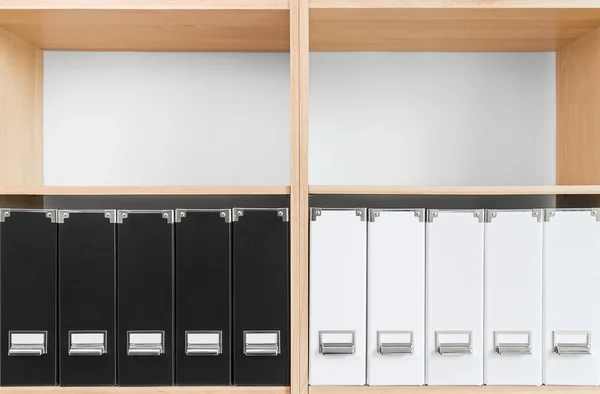 Bücherregal mit schwarz-weißen Ordnern — Stockfoto