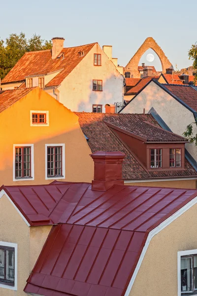 Daken van middeleeuwse stad visby — Stockfoto