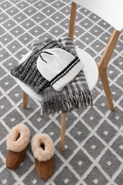 Warme Winterkleidung auf einem Stuhl — Stockfoto
