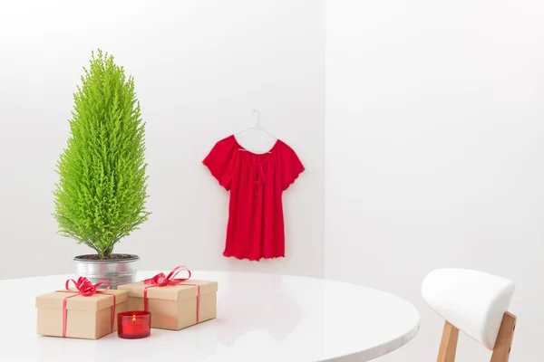 Interieur met kerstdecoraties en geschenken — Stockfoto