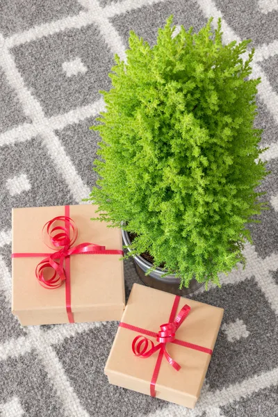 Regalos cerca del pequeño árbol de Navidad —  Fotos de Stock