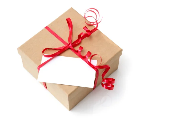 Caja de regalo con cinta roja y tarjeta en blanco — Foto de Stock