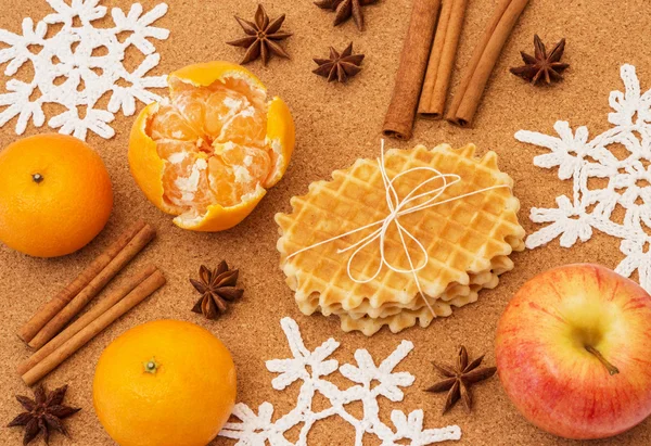 Especias navideñas, frutas y gofres — Foto de Stock