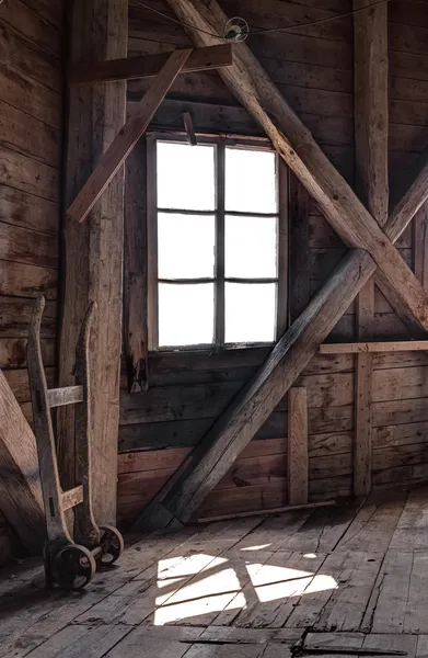 Interno di una casa in legno abbandonata — Foto Stock