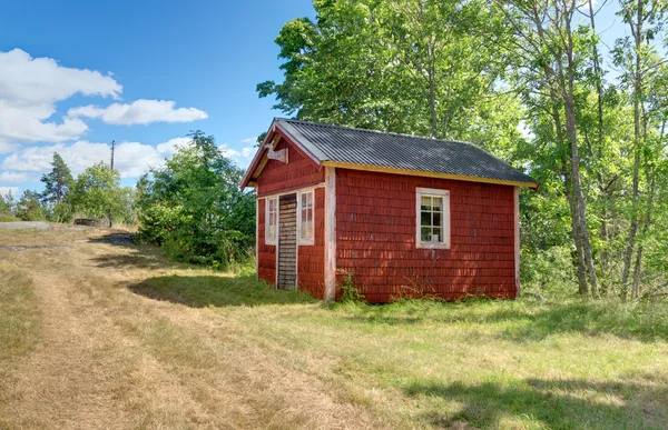 赤い色で塗られる伝統的なスウェーデンの小屋 — ストック写真