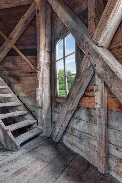 Interno di una casa in legno abbandonata con scala — Foto Stock