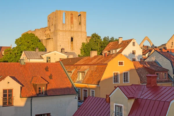 Telhados e uma fortaleza medieval em Visby, Suécia — Fotografia de Stock