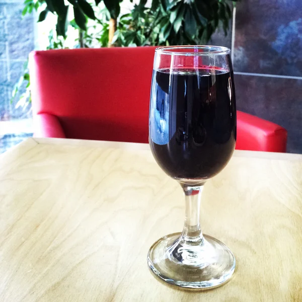 Ποτήρι κόκκινο κρασί στο τραπέζι — Φωτογραφία Αρχείου