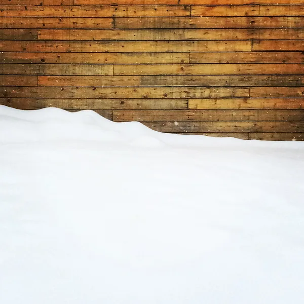 Espaço vazio coberto de neve perto de uma parede de madeira — Fotografia de Stock