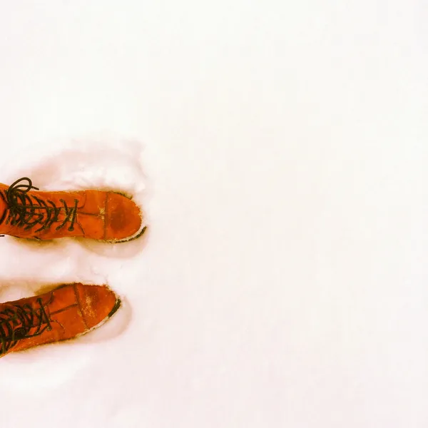 Personne en bottes orange debout dans la neige — Photo