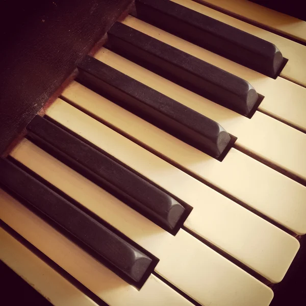 Ключи от винтажного фортепиано — стоковое фото