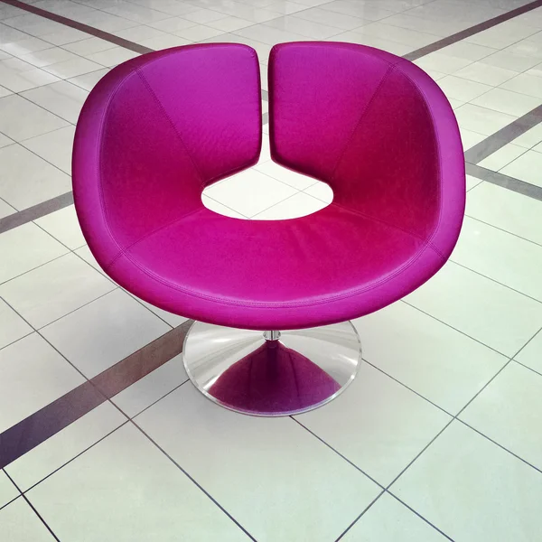Стильный фиолетовый стул — стоковое фото