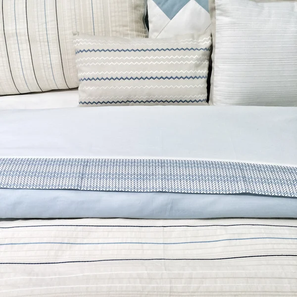 Linge de lit bleu élégant — Photo