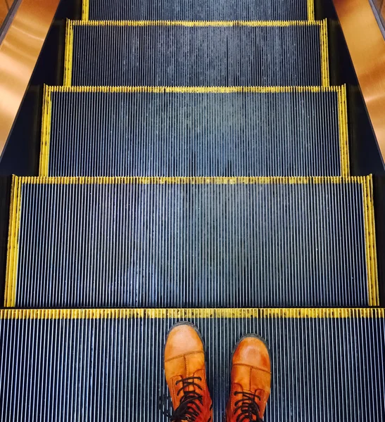 Yürüyen merdiven aşağı gidiyor — Stok fotoğraf