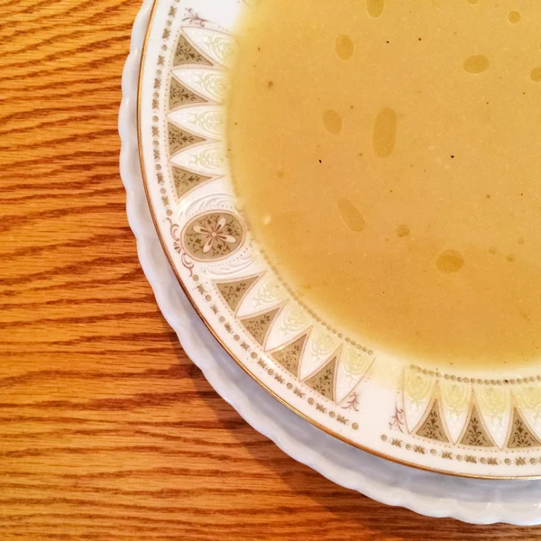 Суп из брокколи в тарелке — стоковое фото