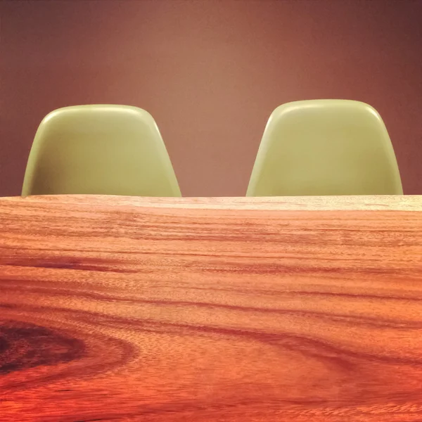 Houten tafel en retro stijl stoelen — Stockfoto