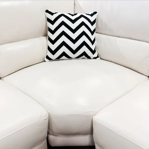Dekoratif yastık ile beyaz deri kanepe — Stok fotoğraf
