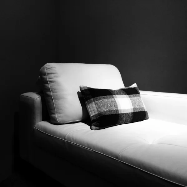 Weiße Couch in einem dunklen Raum — Stockfoto