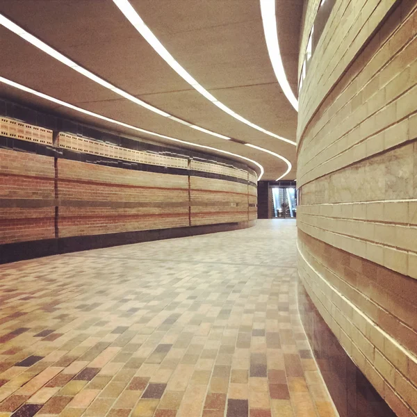 Tunel prowadzi do stacji metra — Zdjęcie stockowe