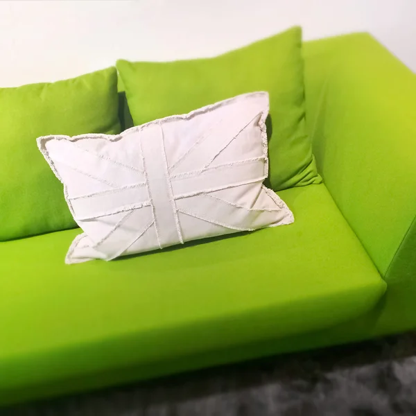 Sofa hijau modern dengan bantalan putih — Stok Foto