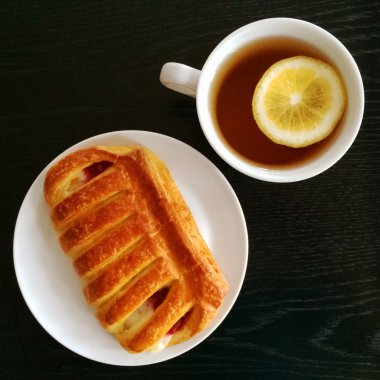 tészta és a csésze tea citrommal