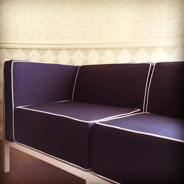 Niebieski tkaniny sofa w pokoju — Zdjęcie stockowe