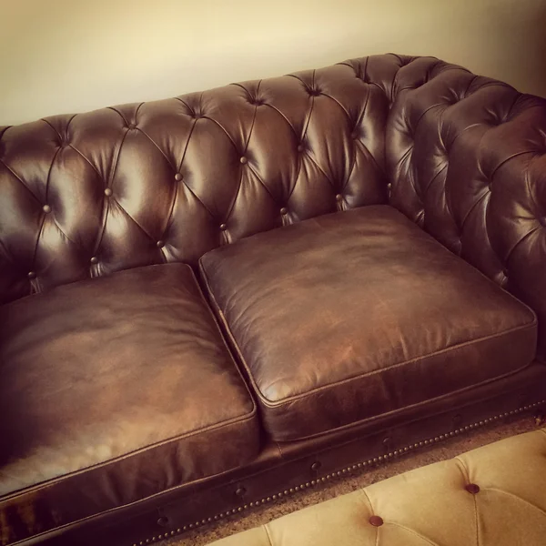 Luxe bruin lederen sofa — Stok fotoğraf
