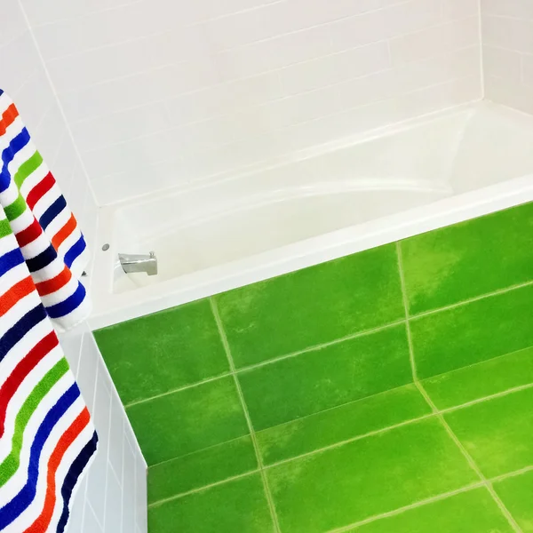 Parlak yeşil ve beyaz banyo — Stok fotoğraf