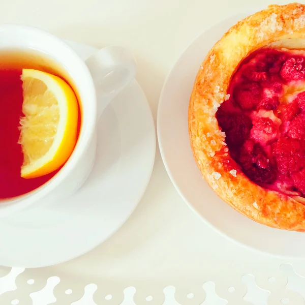 Малиновое печенье и чашка чая — стоковое фото